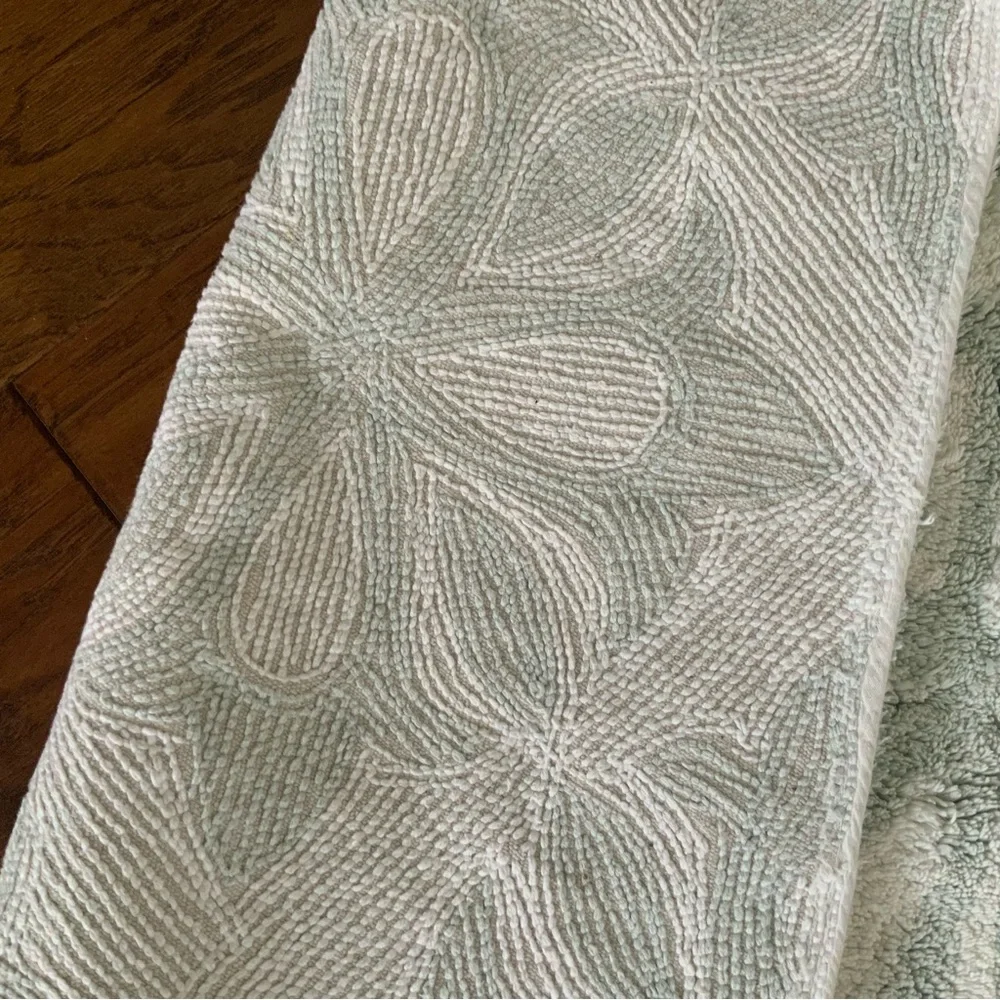 Elegant Floral Bath Mat - White and Green
